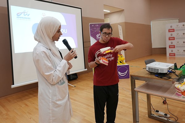 سفير الصحة هو رياضي في الأولمبياد الخاص تم تدريبه ليكون داعي للصحة والعافية. سيقود عمر الشامي جلسة تعزيز صحة الأسنان للشباب من أصحاب الهمم.